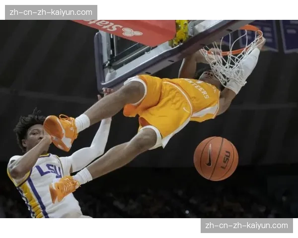 特写：新秀后卫在录像课中学习如何识别并攻击联防弱点